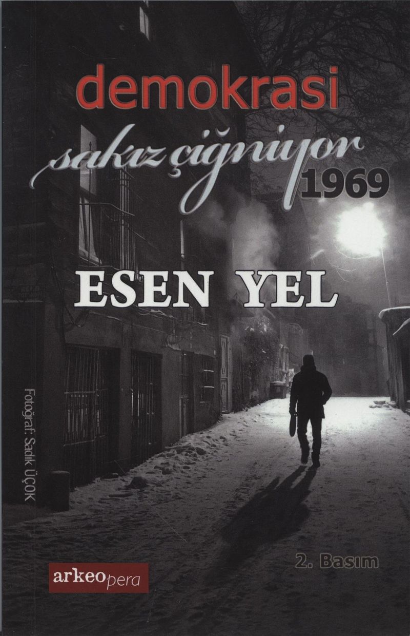 Demokrasi Sakız Çiğniyor 1969 kitap kapağı