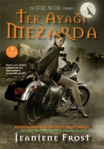 Tek Ayağı Mezarda / Bir Gece Avcısı Romanı 2. Kitap kitap kapağı