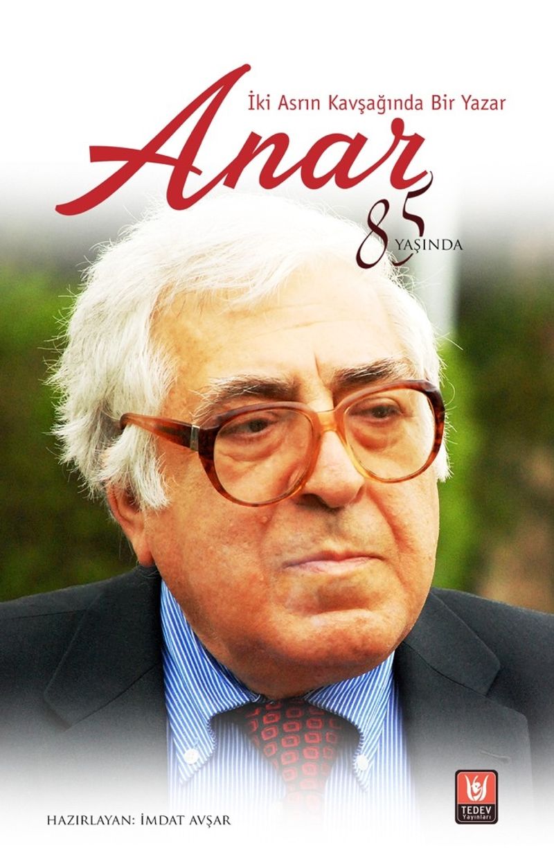 İki Asrın Kavşağında Bir Yazar Anar kitap kapağı