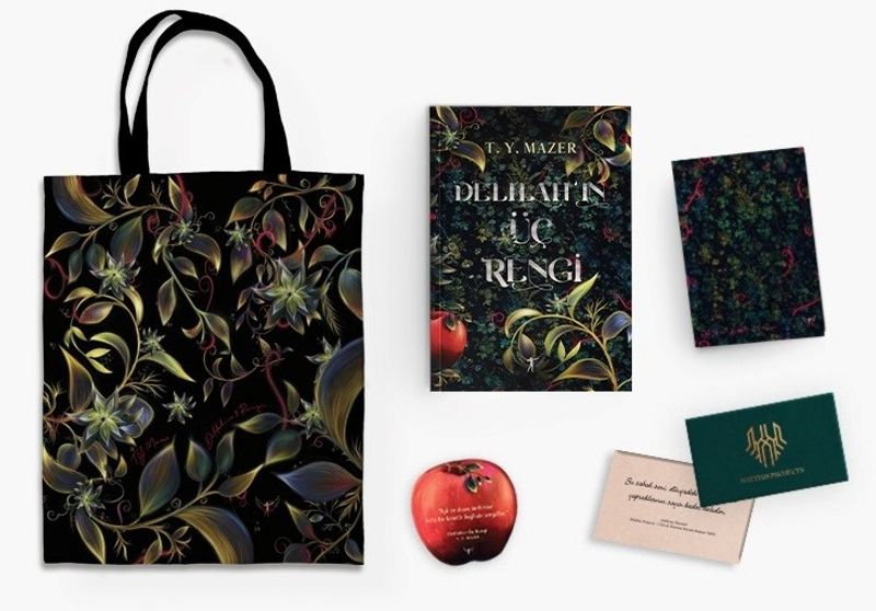 Delilah'ın Üç Rengi (Karton Kapak) (Bez Çanta, Defter ve Özel Ayraç Hediyeli ) kitap kapağı