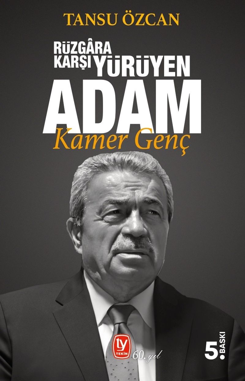 Rüzgara Karşı Yürüyen Adam Kamer Genç kitap kapağı
